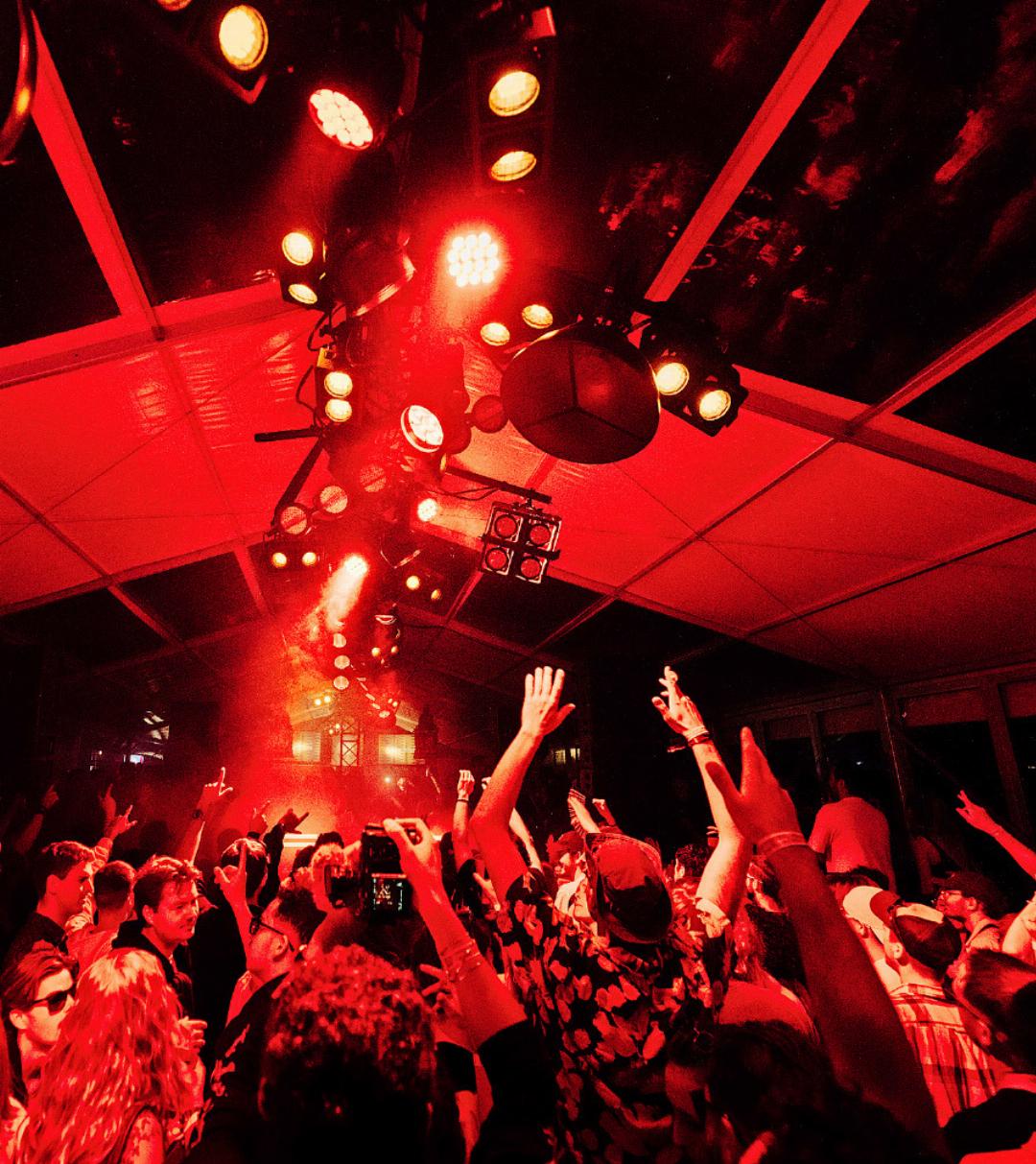 Das Caprices Festival spezialisiert sich auf Elektromusik. Das Caprices Festival spezialisiert sich auf Elektromusik.