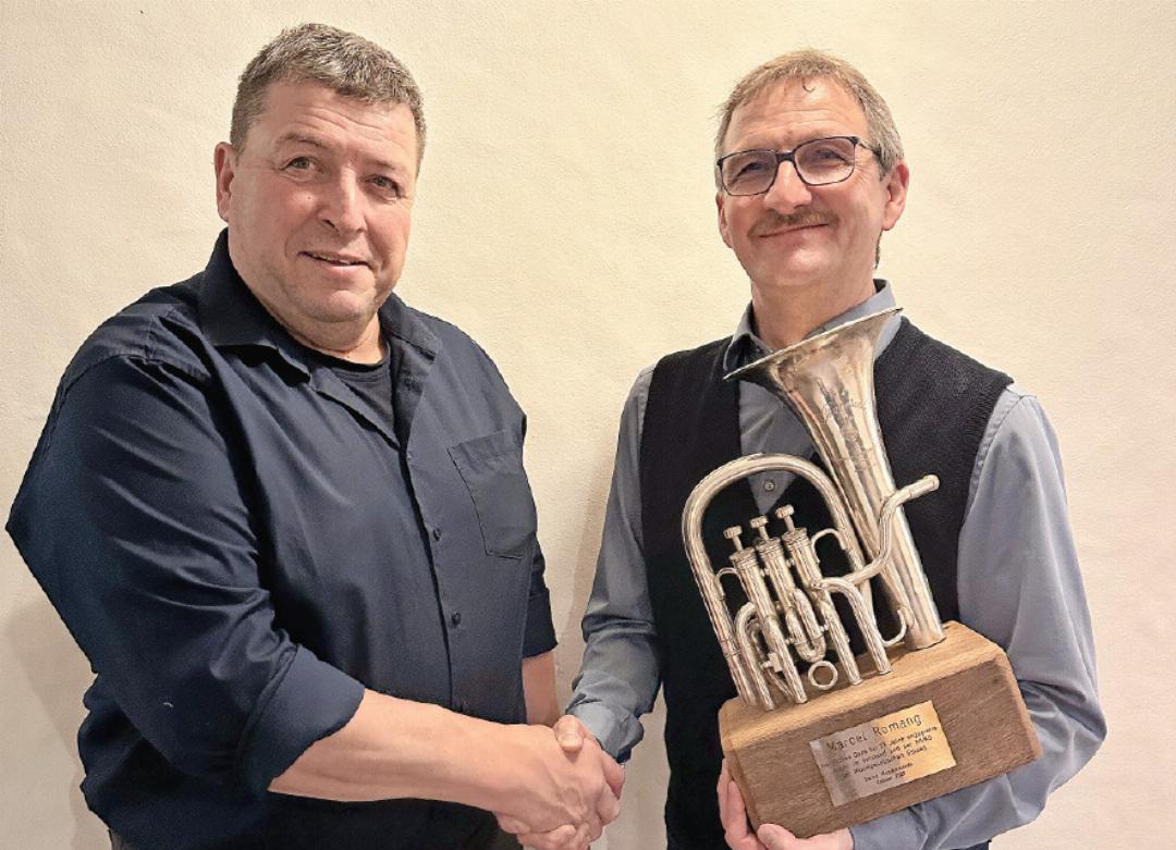 Marcel Romang (links) übergibt des Präsidium an Andreas Aellen. Marcel Romang (links) übergibt des Präsidium an Andreas Aellen.