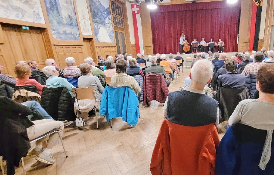 Der zweite Abesitz war gut besucht. Auf der Bühne spielt das Schwyzerörgeliquartett «Chällermusig». Der zweite Abesitz war gut besucht. Auf der Bühne spielt das Schwyzerörgeliquartett «Chällermusig».