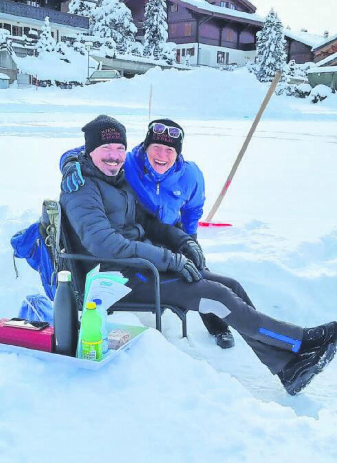 Eingefroren, aber fröhlich: Markus Iseli und Monika Rudin, zwei von 35 Helfenden, waren als Torwarte im Einsatz. FOTO: ZVG