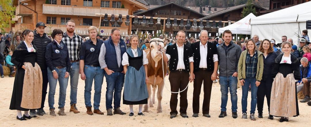 Das Organisationskomitee freut sich, den Siegerpreis für das Oberländische Schwingfest 2026 zu präsentieren. V.l. Ehrendame Nicole Aellen, Götti Fabrice von Grünigen, Dominique Zurbrügg (Finanzen), André Zahler (Schwingkomitee), Urs Aellen (Gaben), Alex Gobeli (Spender Lebendpreis, Festwirtschaft), Gotte Danja Allenbach, Valeto mit seinem Besitzer Daniel Trachsel (Vizepräsident), Erich Zingre (Spender Lebendpreis), Andy und Eva Mösching (Sponsor Siegermuni und Bauchef), Brigitte Rieben (Kassierin) und Ehrendame Annina Kneubühler. Es fehlen: Bruno von Siebenthal (Präsident), Marlies Bircher (Sekretärin), Florian Aellen (Schwingkomitee), Patrik Matti (Jungschwingertag) und Fritz Schmocker (Vertreter des Oberländischen Schwingerverbandes). FOTOS: VRENI MÜLLENER Das Organisationskomitee freut sich, den Siegerpreis für das Oberländische Schwingfest 2026 zu präsentieren. V.l. Ehrendame Nicole Aellen, Götti Fabrice von Grünigen, Dominique Zurbrügg (Finanzen), André Zahler (Schwingkomitee), Urs Aellen (Gaben), Alex Gobeli (Spender Lebendpreis, Festwirtschaft), Gotte Danja Allenbach, Valeto mit seinem Besitzer Daniel Trachsel (Vizepräsident), Erich Zingre (Spender Lebendpreis), Andy und Eva Mösching (Sponsor Siegermuni und Bauchef), Brigitte Rieben (Kassierin) und Ehrendame Annina Kneubühler. Es fehlen: Bruno von Siebenthal (Präsident), Marlies Bircher (Sekretärin), Florian Aellen (Schwingkomitee), Patrik Matti (Jungschwingertag) und Fritz Schmocker (Vertreter des Oberländischen Schwingerverbandes). FOTOS: VRENI MÜLLENER