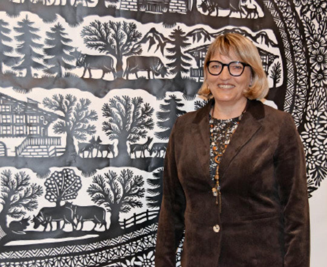 Scherenschnittkünstlerin Regina Martin. Scherenschnittkünstlerin Regina Martin.