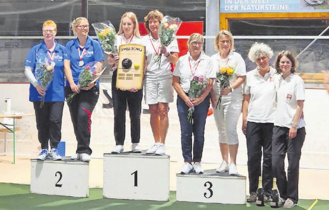 Podest Schweizermeisterschaft Damen: (von rechts) Simone und Noëlle Iseli vom Bowls Club Gstaad 1 belegten den 4. Rang. Auf den weiteren Plätzen: Bowls Club Uzwil 1 (3. Rang), Bowls Club Jungfrau 1 (1. Rang), Bowls Club Thun 1 (2. Rang).