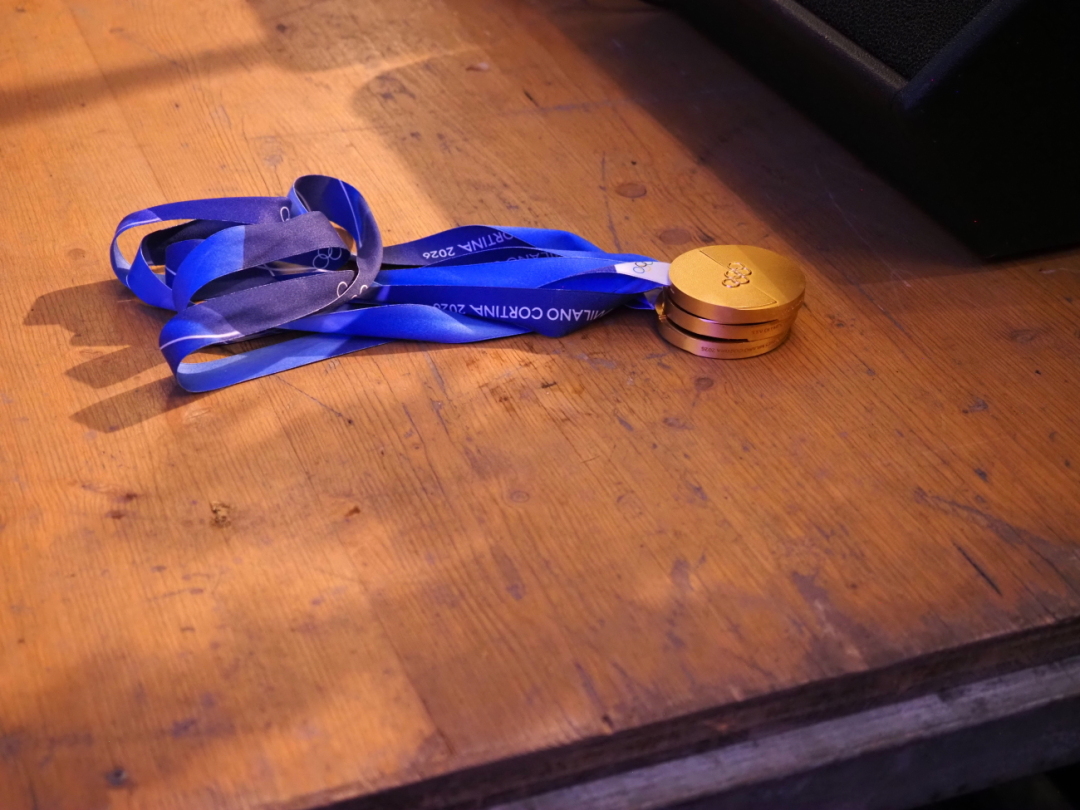 Die Medaillen auf dem Bühnenboden deponiert (Foto: Fabian Kopp/Simmental Zeitung) Die Medaillen auf dem Bühnenboden deponiert (Foto: Fabian Kopp/Simmental Zeitung)