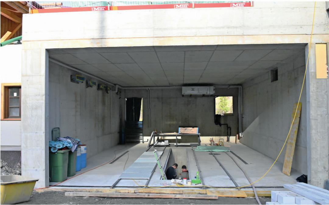 Das neue Zuhause für die Pistenmaschine. Mit der Garage in unmittelbarer Nachbarschaft zur Piste bleiben die Wege kurz und das Parkieren wird ganzjährig zur sauberen Sache. FOTOS: ZVG Das neue Zuhause für die Pistenmaschine. Mit der Garage in unmittelbarer Nachbarschaft zur Piste bleiben die Wege kurz und das Parkieren wird ganzjährig zur sauberen Sache. FOTOS: ZVG