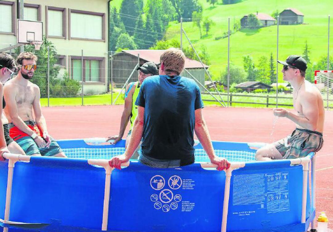 Teilnehmende suchen Erfrischung im heiss begehrten Pool. Teilnehmende suchen Erfrischung im heiss begehrten Pool.