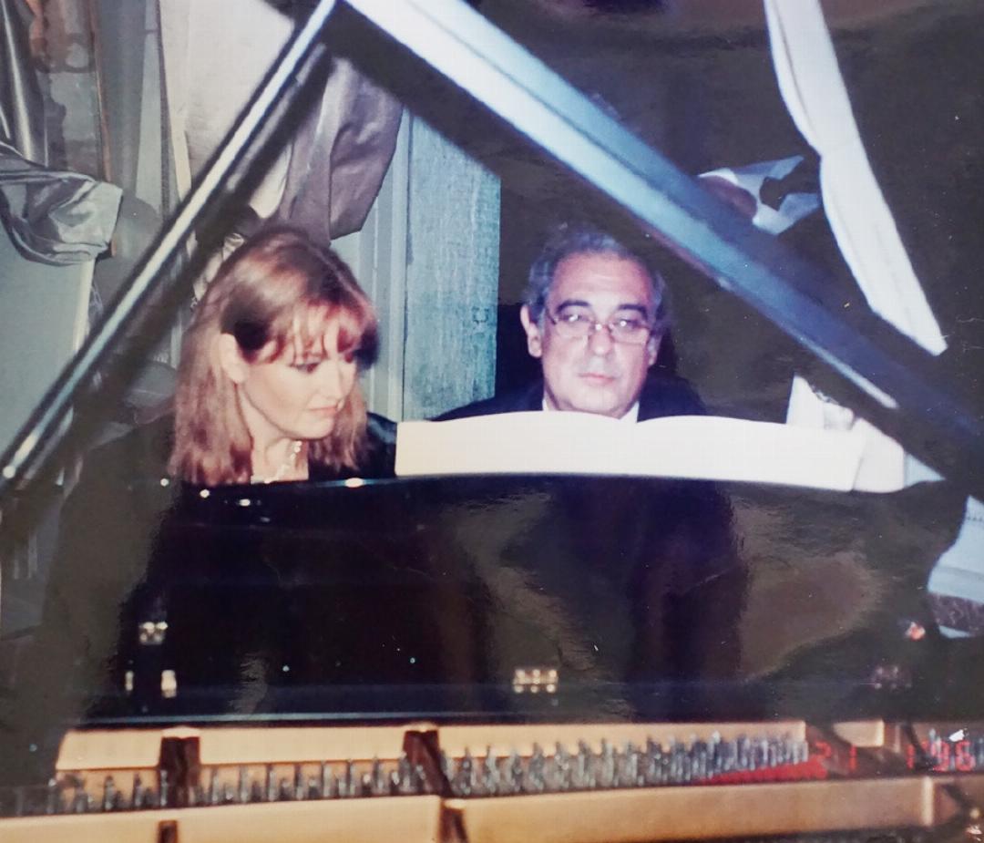 Caroline Murat und Plácido Domingo beim vierhändigen Klavierspiel. Seine Musikalität hat sie früh beeinflusst. FOTO: ZVG Caroline Murat und Plácido Domingo beim vierhändigen Klavierspiel. Seine Musikalität hat sie früh beeinflusst. FOTO: ZVG