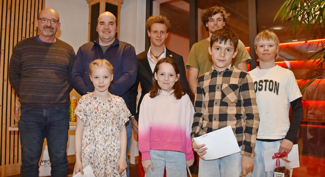 Sie wurden für herausragende Leistungen geehrt (vorne von links): Luana Martin, Emma Bütschi, Raphael Bütschi, Luis Iseli. Hinten von links: Roland Martin, René Martin, Nicola von Siebenthal, Raphael Herrmann. Es fehlen: Larina von Siebenthal, Luc Herrmann, Sue Piller und Sascha Gyger. Sie wurden für herausragende Leistungen geehrt (vorne von links): Luana Martin, Emma Bütschi, Raphael Bütschi, Luis Iseli. Hinten von links: Roland Martin, René Martin, Nicola von Siebenthal, Raphael Herrmann. Es fehlen: Larina von Siebenthal, Luc Herrmann, Sue Piller und Sascha Gyger.