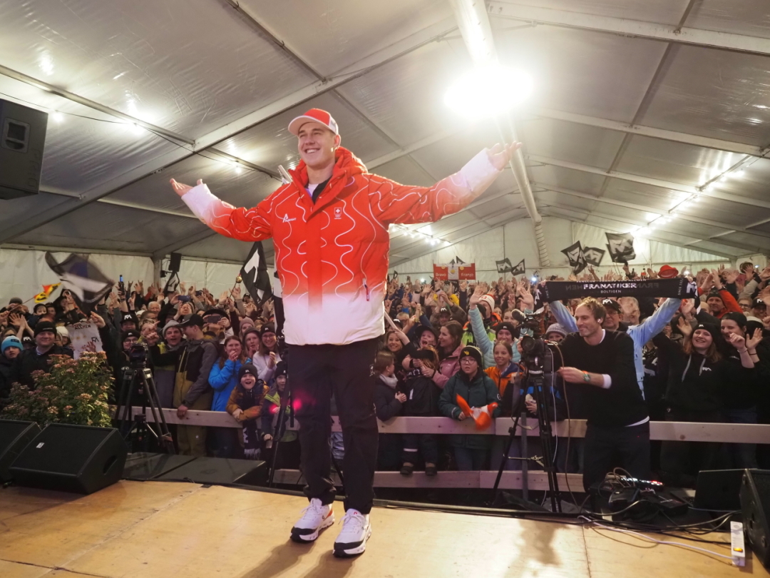 Tobende Menge im Rücken. (Foto: Fabian Kopp/Simmental Zeitung) Tobende Menge im Rücken. (Foto: Fabian Kopp/Simmental Zeitung)