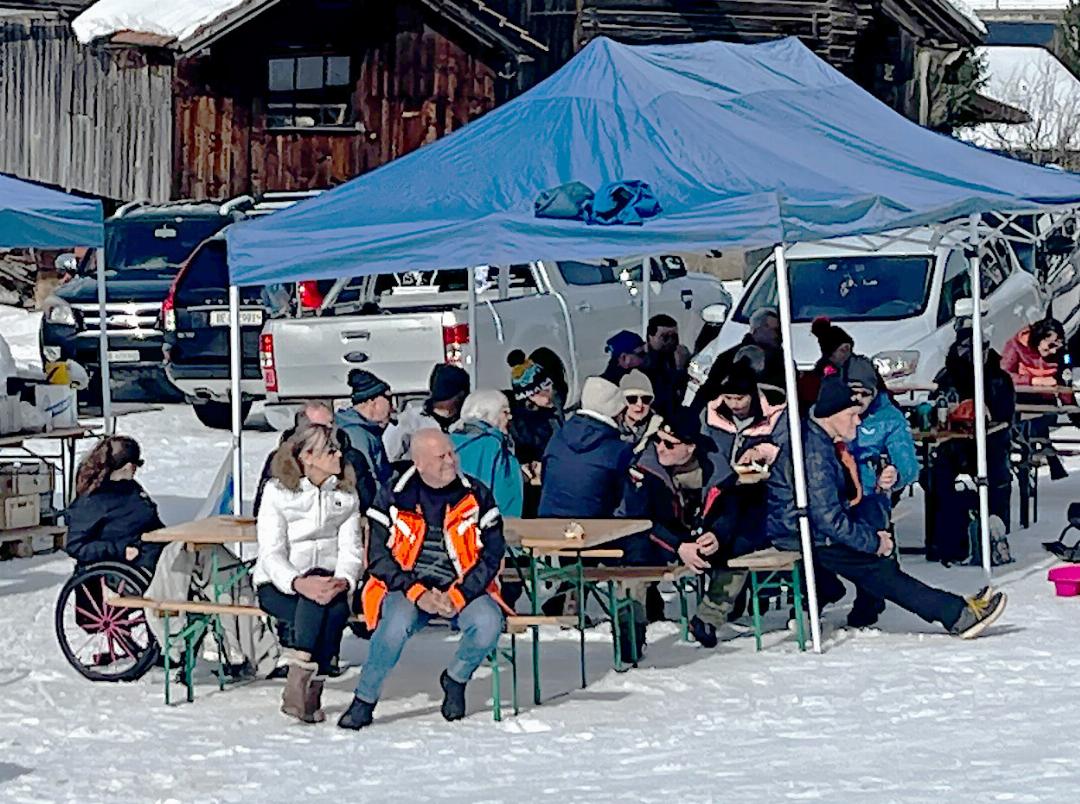 Alle sitzen gemütlich bei der Festwirtschaft und schauen sich das Rennen an. FOTOS: PAULA MITTAG Alle sitzen gemütlich bei der Festwirtschaft und schauen sich das Rennen an. FOTOS: PAULA MITTAG