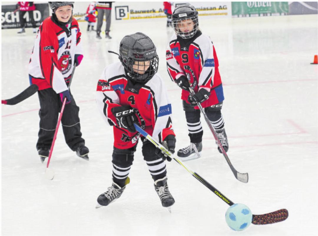 Mini Kinder, mini Schläger und mini Fussball. FOTO: PAULA MITTAG Mini Kinder, mini Schläger und mini Fussball. FOTO: PAULA MITTAG