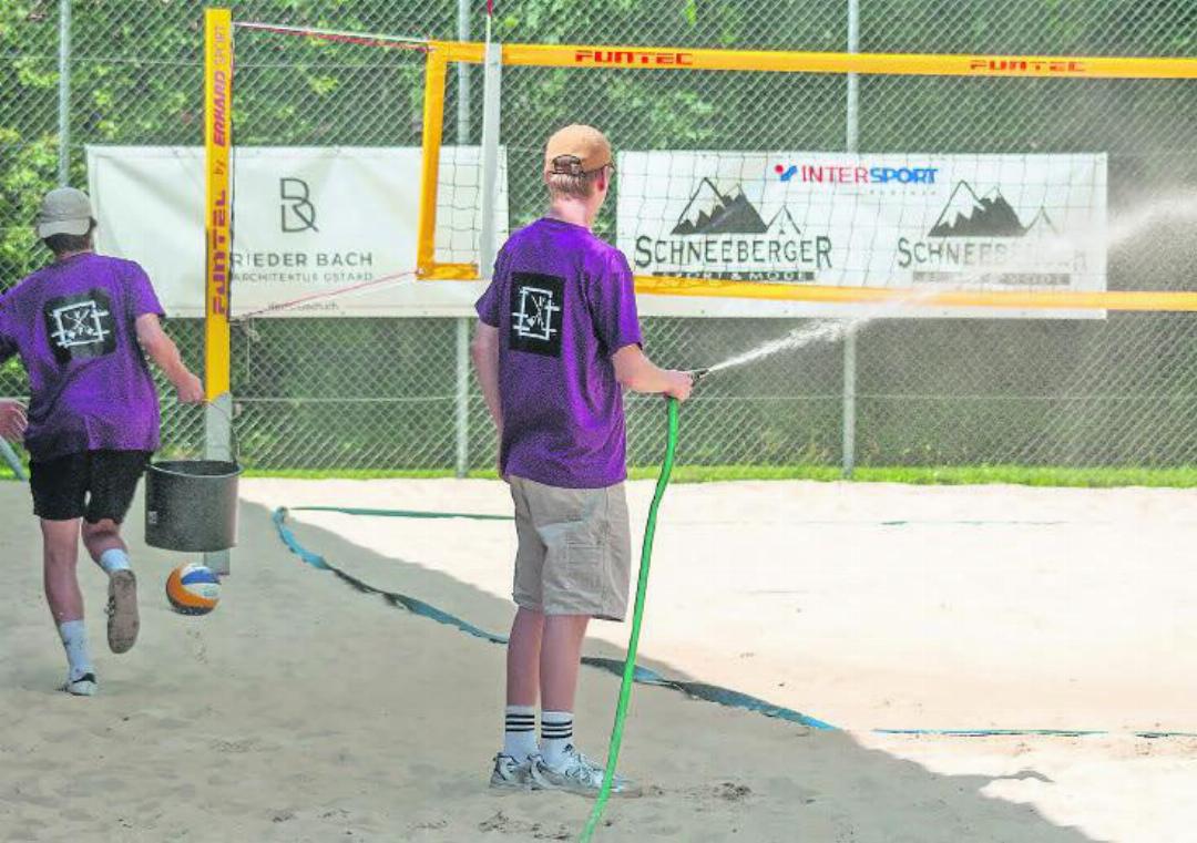 Sanddusche: «Kuederpesches» sorgen mit Wasser für angenehmere Spielbedingungen. Sanddusche: «Kuederpesches» sorgen mit Wasser für angenehmere Spielbedingungen.