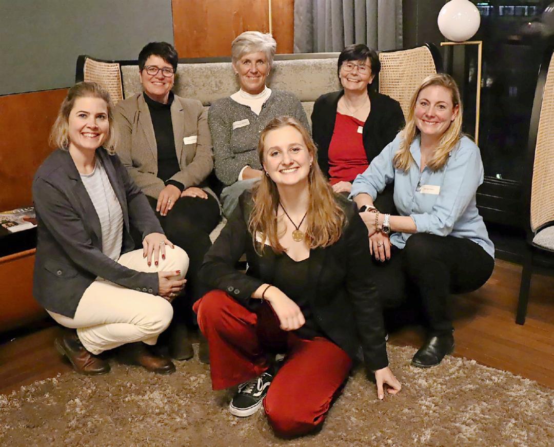 Frauenforum-Teilnehmerinnen aus dem Saanenland: von links:Tanja Brunner, Verwaltungsdirektorin Gemeinde Saanen; Barbara Kernen, Gemeindepräsidentin Gsteig; Ruth Oehrli, Gemeindepräsidentin Lauenen; Petra Schläppi, Gemeindepräsidentin Saanen; Patricia Matti, Gemeinderätin Saanen. Vorne: Mirta Grundisch, Mitglied OK Frauenforum Thun-Oberland, SP Saanen. FOTOS: ZVG Frauenforum-Teilnehmerinnen aus dem Saanenland: von links:Tanja Brunner, Verwaltungsdirektorin Gemeinde Saanen; Barbara Kernen, Gemeindepräsidentin Gsteig; Ruth Oehrli, Gemeindepräsidentin Lauenen; Petra Schläppi, Gemeindepräsidentin Saanen; Patricia Matti, Gemeinderätin Saanen. Vorne: Mirta Grundisch, Mitglied OK Frauenforum Thun-Oberland, SP Saanen. FOTOS: ZVG