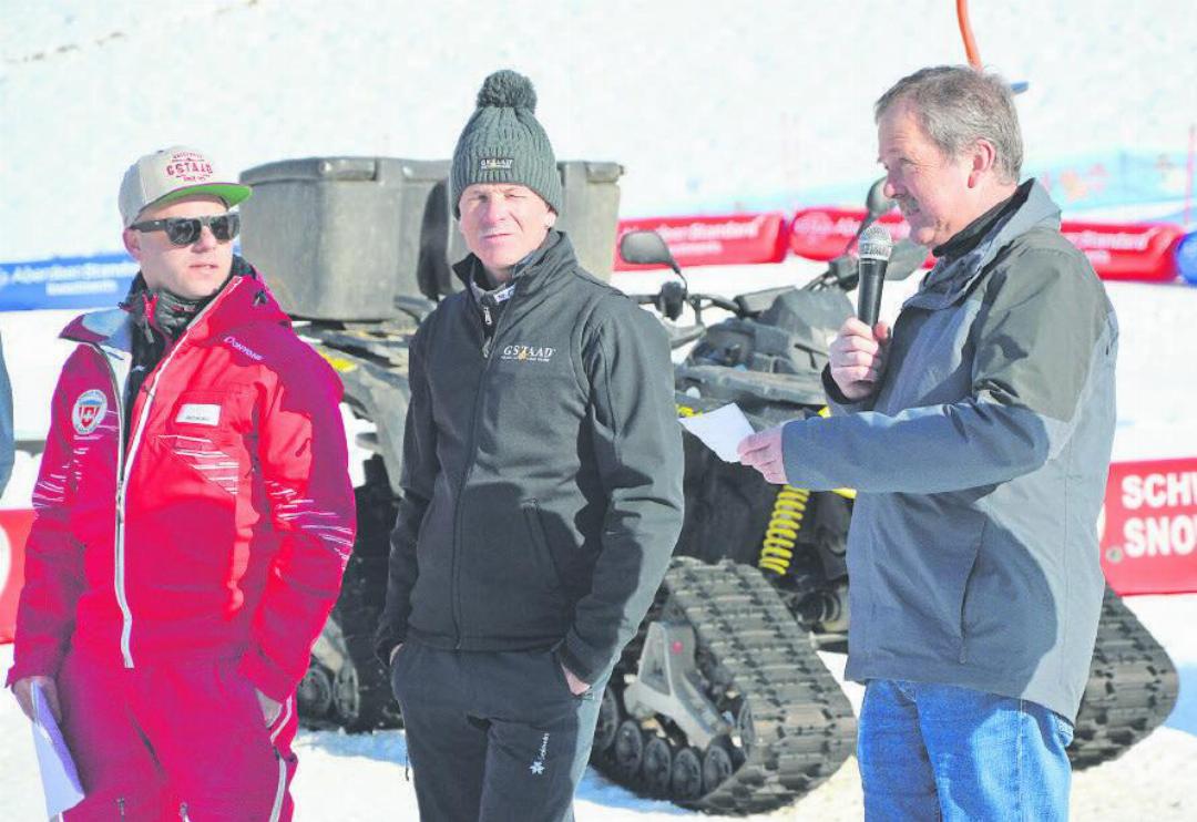 Auch mit dabei: Michael Zimmermann, Leiter der Skischule Gstaad, Mike von Grünigen als Vorfahrer und Gemeindepräsident Toni von Grünigen (von links). FOTO: NICOLAS GEISSBÜHLER