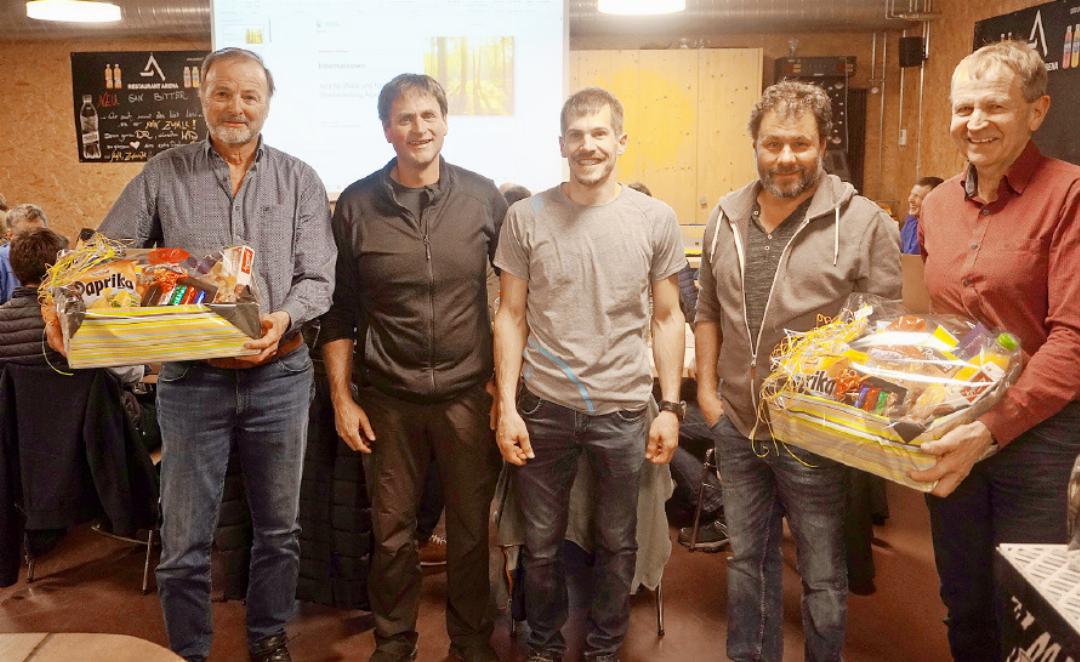 Peter Zingre (links) und Erich von Siebenthal wurden von Vertretern des Vorstands für ihre langjährige Vorstandstätigkeit beschenkt. Peter Zingre (links) und Erich von Siebenthal wurden von Vertretern des Vorstands für ihre langjährige Vorstandstätigkeit beschenkt.