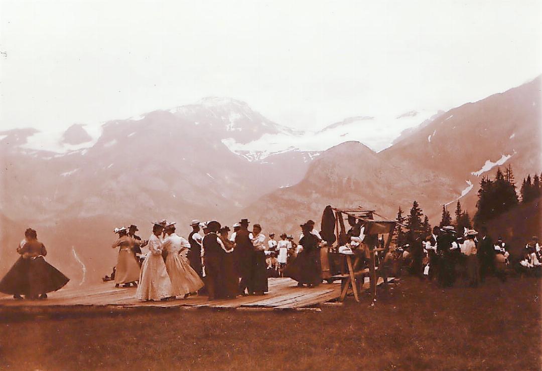 Sufsunntig auf der Wispile mit dem Mutthorn, dem Hahnenschritthorn und dem Wildhorn im Hintergrund, um 1910. FOTO: PAUL BRATSCHI Sufsunntig auf der Wispile mit dem Mutthorn, dem Hahnenschritthorn und dem Wildhorn im Hintergrund, um 1910. FOTO: PAUL BRATSCHI
