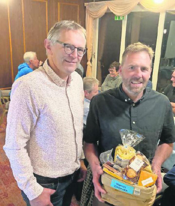 Präsident Oliver Künzi dankt André Jungen für den emotionalen Rückblick. FOTO: ZVG