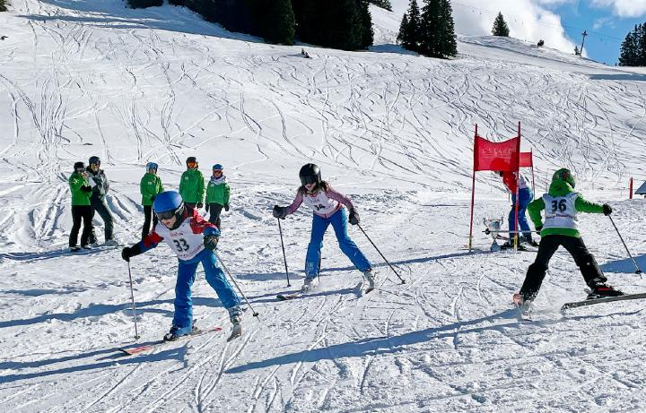 Rennen mal anders: Zuerst geht es bergauf, bevor der Riesenslalom startet. FOTOS: ZVG