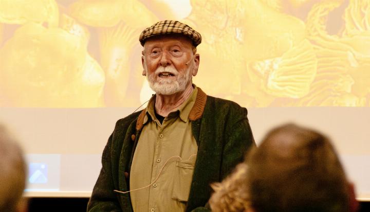 Interessant und unterhaltsam: Bert Inäbnit an seinem Vortrag über Pilze. FOTOS: KEREM MAURER Interessant und unterhaltsam: Bert Inäbnit an seinem Vortrag über Pilze. FOTOS: KEREM MAURER