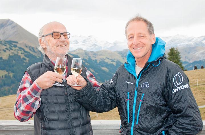 «Ich wünsche dir viel Glück!» Mit einem kräftigen Prost wünscht Benz Hauswirth (links) seinem Nachfolger Daniel von Siebenthal alles Gute im Präsidentenamt. FOTOS: KEREM MAURER