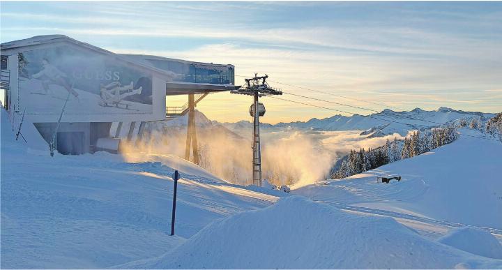 Beschneiung oberhalb von 1500 Metern: Laut der Studie «Kompass Schnee» bleibt Schneesport in dieser Höhenlage auch bis 2050 möglich – vorausgesetzt, die Beschneiung erfolgt effizient und innerhalb kurzer Kältefenster von rund 70 Stunden. FOTO: NICO PILZ