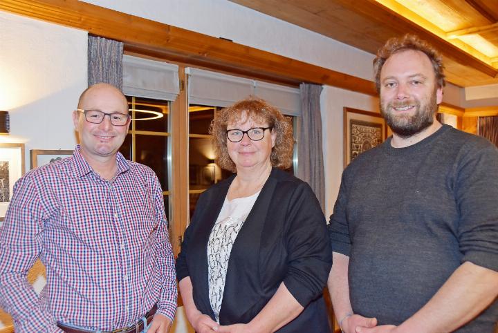 Maja Perreten, Präsidentin der Dorforganisation Lauenenen, verabschiedete Vorstandsmitglied Bernhard Perreten (links) und hiess Uli Mass (rechts) neu im Vorstand herzlich willkommen. FOTOS: ANITA MOSER