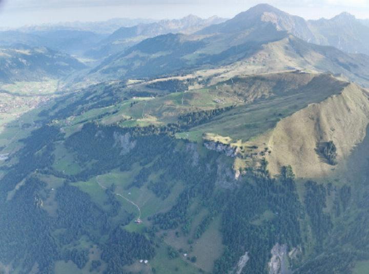 Luftaufnahme der Unfallstelle. FOTO: KANTONSPOLIZEI BERN