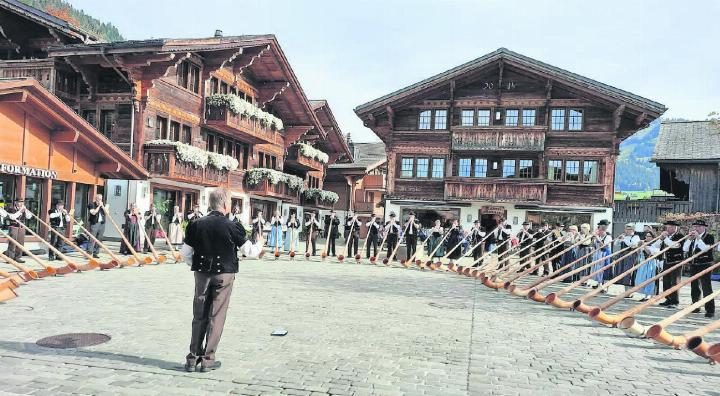 Am kommenden Sonntag spielt die «Alphorngruppe Saanenland-Pays-d’Enhaut» ein Jubiläumskonzert auf dem Dorfplatz in Saanen. FOTO: ZVG