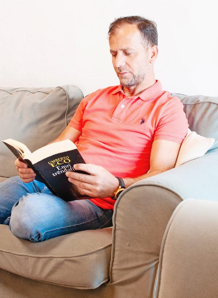 Irfan Agusi liest sehr gerne – insbesondere die Romane von Umberto Eco.