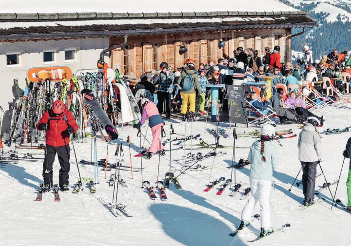 Die Gästeumfrage 2025/26 hat gezeigt: Das Gastronomieangebot ist ein wichtiger Zufriedenheitstreiber – wer eingekehrt ist, bewertet seinen gesamten Skitag positiver. Ein Schärfen des Gastronomieangebots lohnt sich also durchaus.
FOTO: BERGBAHNEN DESTINATION GSTAAD –
YANNICK ROMAGNOLI