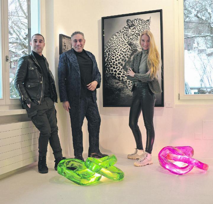Die Galeristin Anna Högl (rechts) mit den beiden Resident-Artists Cédric (links) und Pierre Koukjian. FOTOS: NICOLAS GEISSBÜHLER