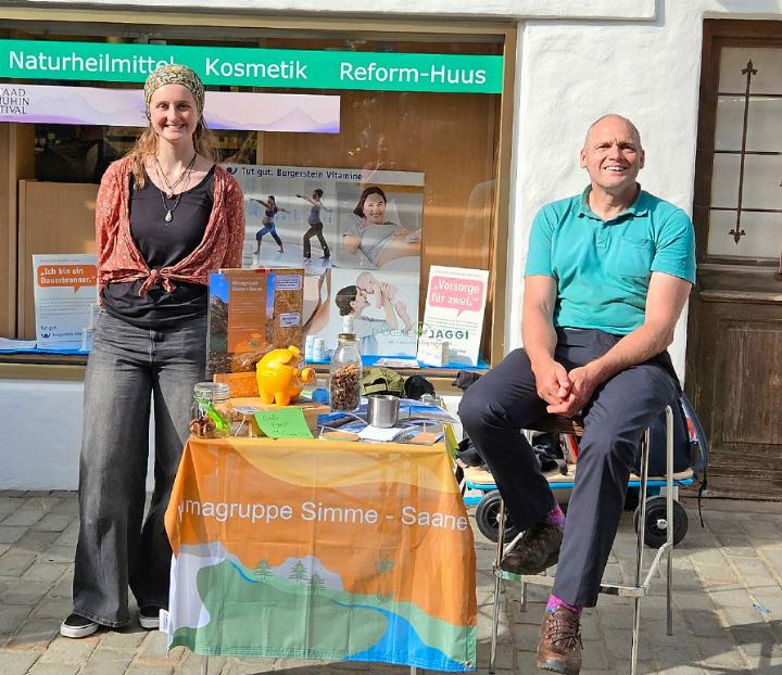 Mirta Grundisch und Martin Hefti suchten am Markt in Saanen das Gespräch mit der Bevölkerung.
