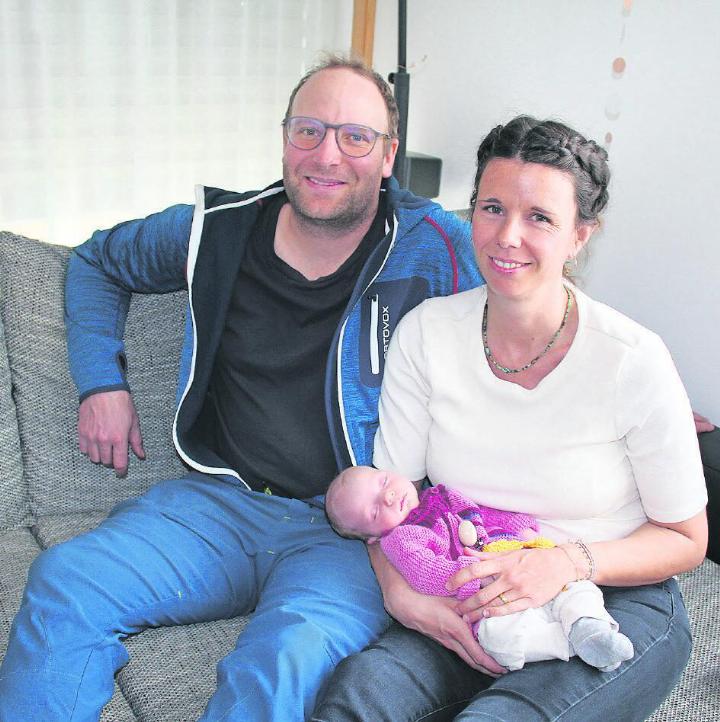 Dominik Schneider und Judith Marberger mit ihrer Tochter Juna.