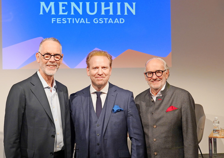 Festivalpräsident Richard Müller, Intendant Daniel Hope und Verwaltungsrat Hansueli Tschanz gaben am Montagnachmittag an einer Pressekonferenz in Zürich alle Neuheiten für den kommenden Festivalsommer bekannt. FOTOS: MENUHIN FESTIVAL GSTAAD