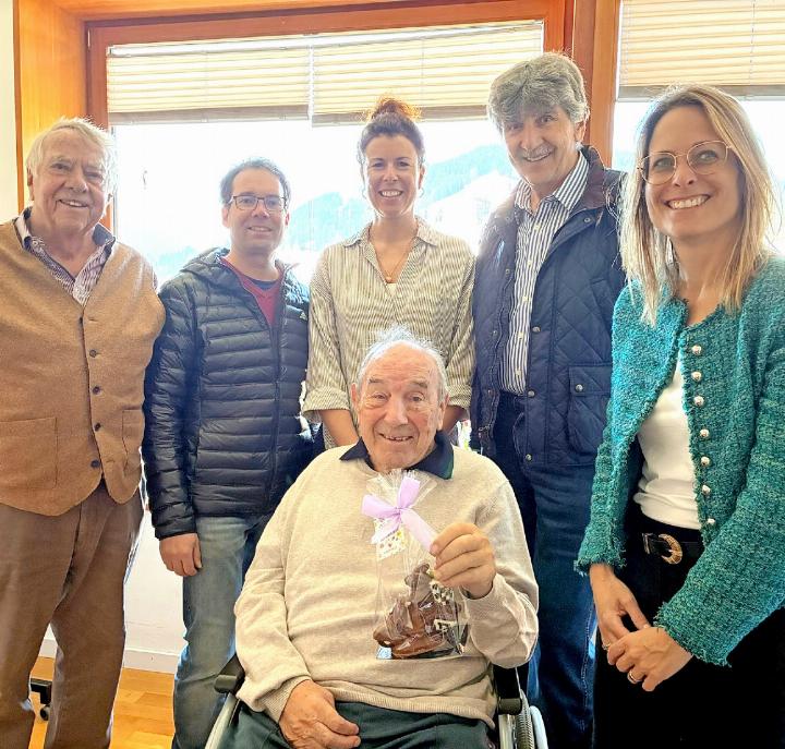 Mitglieder des Lions-Clubs Gstaad-Saanenland beim Besuch im Seniorenheim.    FOTO: ZVG