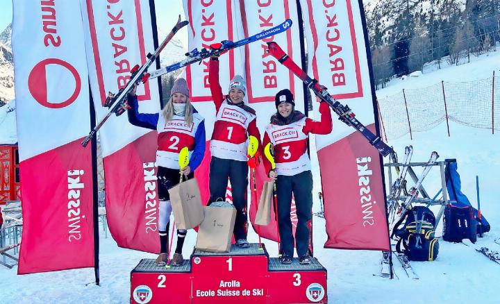 Dania Allenbach (Mitte) und Sue Piller (rechts) fuhren in den FIS-Rennen vom vergangenen Wochenende je zweimal auf das Podest. FOTO: ZVG