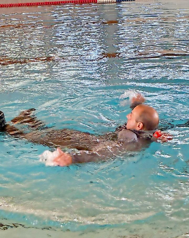 Versuchen, über Wasser zu bleiben.