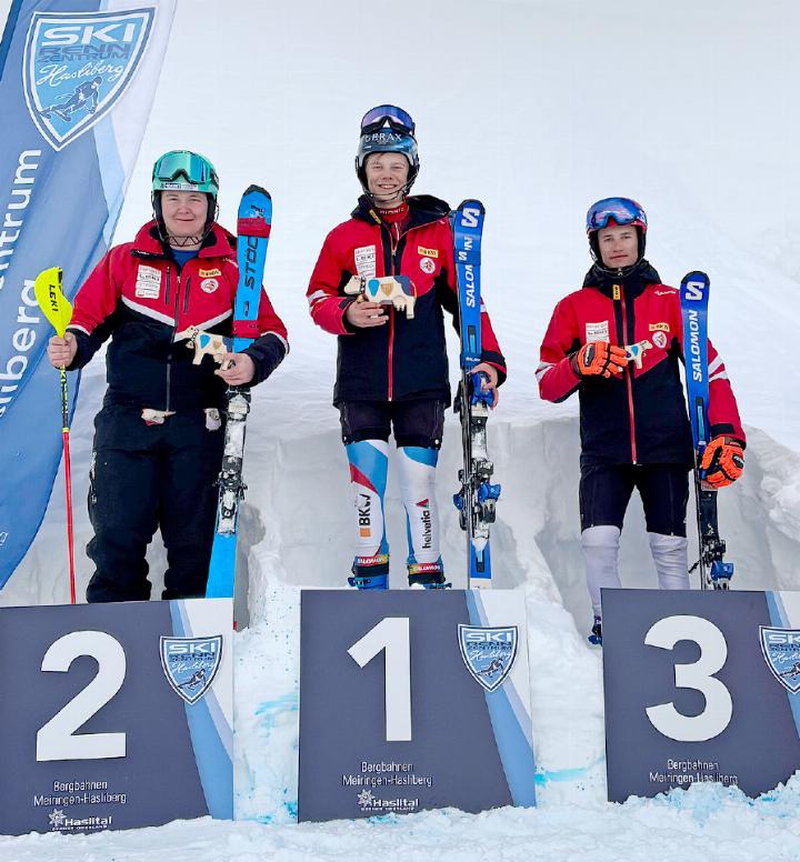 Finn Brand (Rang1) und Isaac Henchoz (Rang 3) zufrieden auf dem Podium. FOTO: ZVG