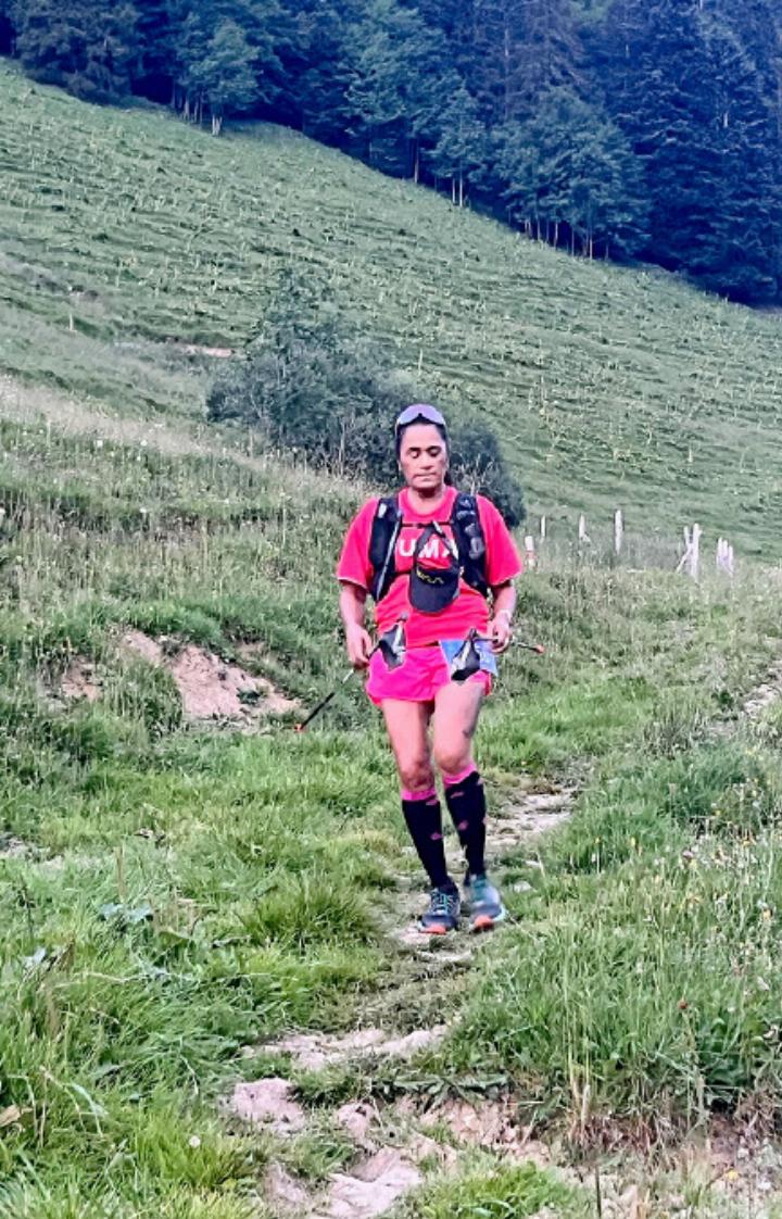 Die kürzere Version von Crossing Switzerland startete am Samstag, 27. Juli auf dem Dorfplatz in Saanen. Rund 250 Läuferinnen und Läufer nahmen die rund 75 km bis nach Clarens bei Montreux unter die Sohlen. Der Trail führte via Grubenberg-Hütte, Savigny-Trail über den Rodomont nach Rougemont. Bei grosser Hitze gings nach Rossinière und rauf über den Col du Sonlomont bis unterhalb der Staumauer des Lac d’Hongrin. Als Letztes galt es bei Dunkelheit und Regen den Rochers-de-Naye zu bezwingen, gefolgt von 1500 Höhenmetern hinunter nach Clarens am Genfersee.
Unter den Teilnehmer:innen startete auch die einheimische Läuferin Diana Jaggi aus Saanen. Sie bewältigte die ganze Distanz mit 4500 Höhenmetern in 18,28 Stunden. Sie erreichte das Ziel gut gelaunt um 3.30 Uhr.
HANS JAGGI