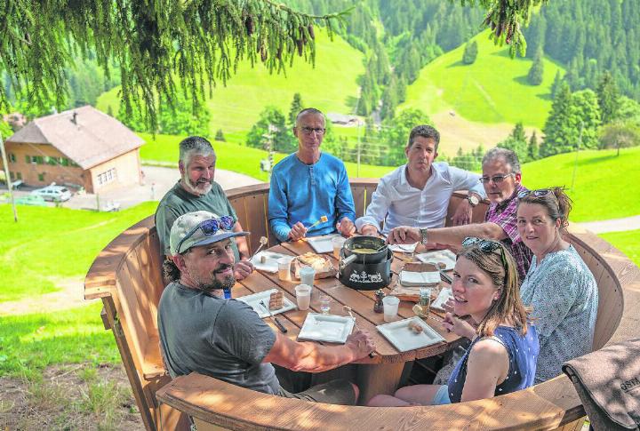 Das neue XXL-Fonduecaquelon wird feierlich eingeweiht. Natürlich mit einem Fondue. FOTO: DESTINATION GSTAAD