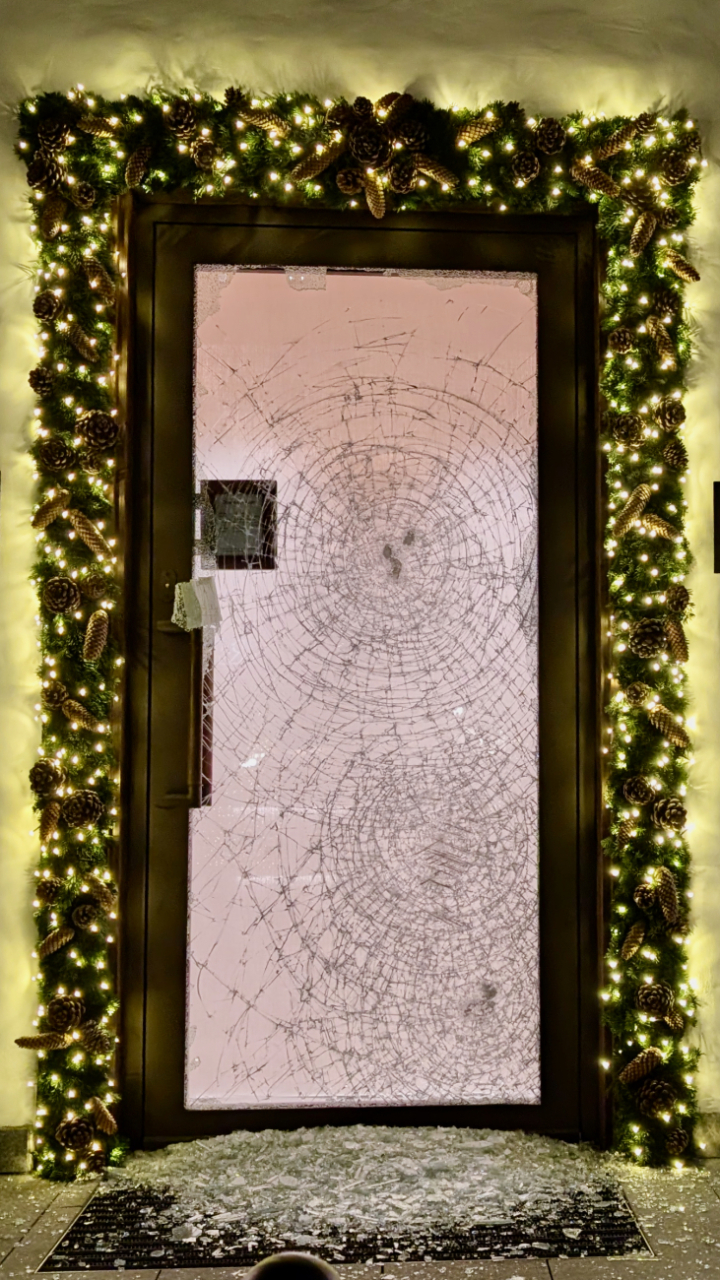 Eine demolierte Eingangstür zeugt von einem versuchten Einbruch an der Gstaader Promenade.  (Foto: Sonja Wolf)