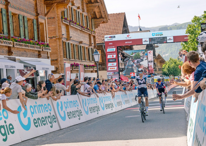 Marlen Reusser fährt bei der ersten Etappe der Tour de Suisse Women als Siegerin in Gstaad ein. Ihre Erfolgsserie wird sich bis am Ende durchziehen. FOTO: MARCO MINNIG
