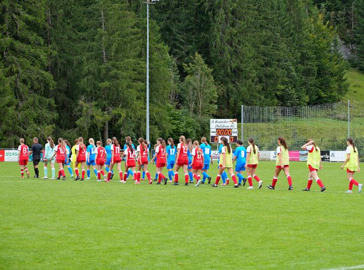 Einlaufen der beiden Teams vor dem Spiel. FC Sarina in Aktion. FOTOS: PAULA H. MITTAG
