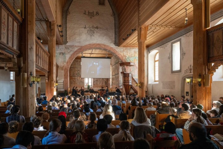 Die Schulkinder hören Beethovens 6. Symphonie und verfolgen in der Kirche die Projektionen. (Fotos:  Raphael Faux/Gstaadphotography.com)