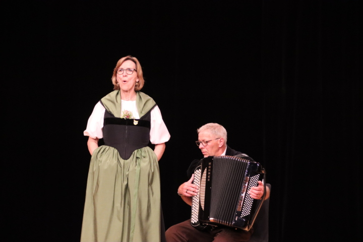 Katharina von Siebenthal aus Gstaad erzielte mit ihrer Darbietung die Bestnote: Gemeinsam mit Urs Kohli präsentierte sie «Du gisch mer d’Hand» von Marie-Theres von Gunten und Beat Jäggi. (Foto: Trudi Haas, Kriens)