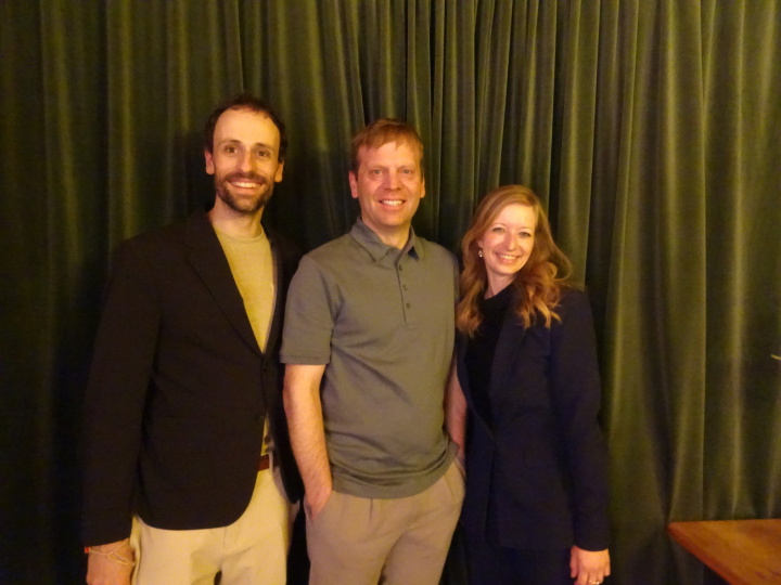 Das Co-Präsidium mit Michel Zysset (links) und Vanessa Schwenter gestaltete die Versammlung abwechslungsreich. Die Ausführungen rund um die  Bergbahnen von Jan Brand (rechts) stiessen auf reges Interesse. Fotos: Vreni Müllener