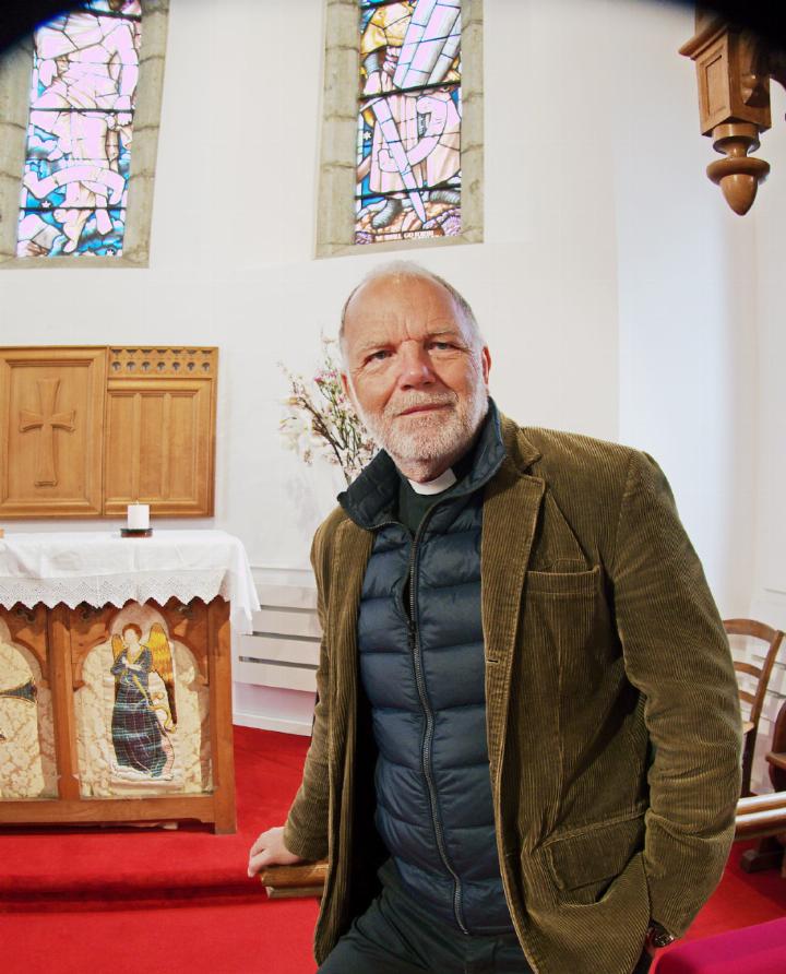 Reverend Paul Cowley in der Anglican Church St. Peters in Château-d’Oex.   FOTO: ZVG