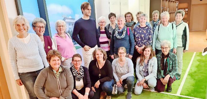 18 Frauen auf dem «Roger Federer Walk of Fame» in der Jura-Kaffeemaschinenfabrik. FOTOS: ZVG