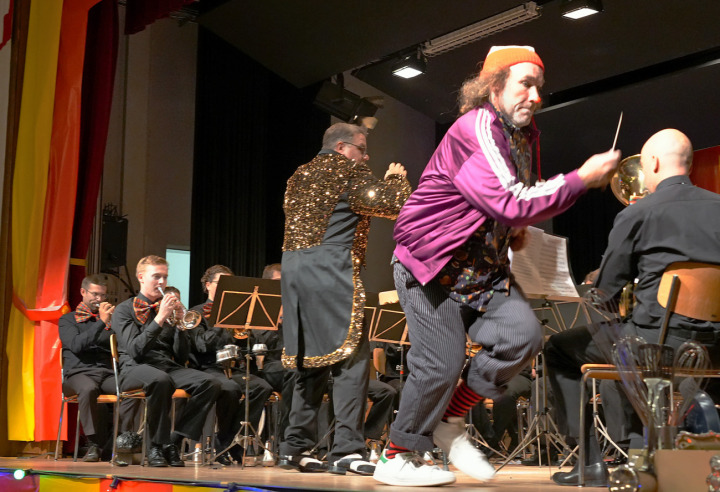 Jeanloup hat dem Dirigenten den Taktstock entrissen und rennt damit weg – Michael Bach nimmtdarauf die Verfolgung auf.     FOTOS: ANITA MOSER