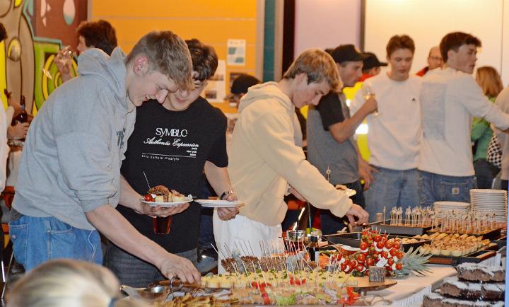 Gute Stimmung, leckeres Essen, unter Gleichaltrigen: Die Jungbürgerinnen und Jungebürger genossen das Fest zu ihren Ehren. FOTOS: TONI SIEGRIST